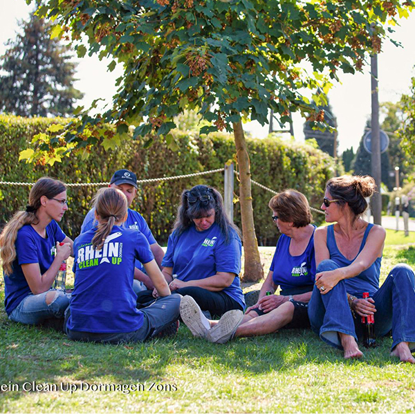 Wohlverdiente Pause der Rhein Clean up Gruppe