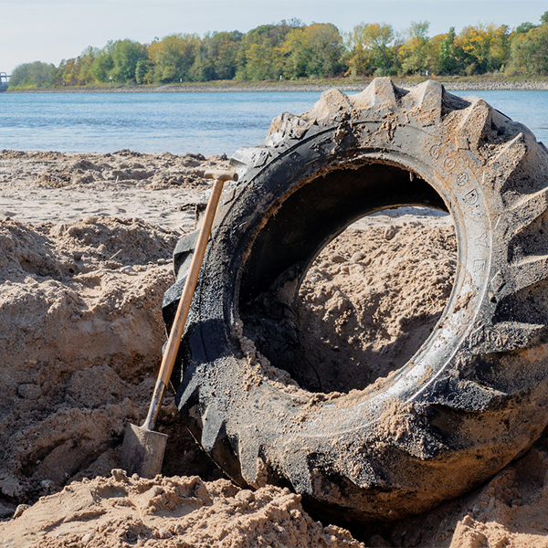 Rhein CleanUp_erfolgreich ausgebuddleter Reifen am Rhein