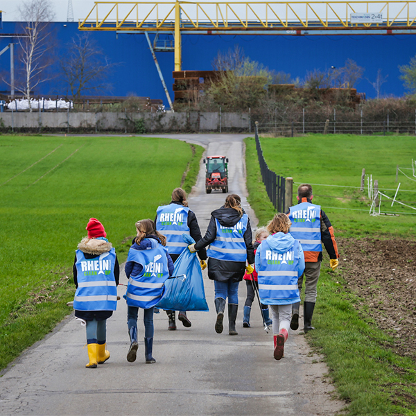 Helfer bei Rhein Clean Up in Dormagen